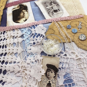 Pode incluir: Uma coleção de materiais de artesanato vintage, incluindo fotografias antigas, rendas, botões e lantejoulas. A imagem apresenta uma variedade de texturas e cores, com foco em detalhes delicados e uma estética nostálgica. A paleta de cores inclui tons de creme, azul e castanho.