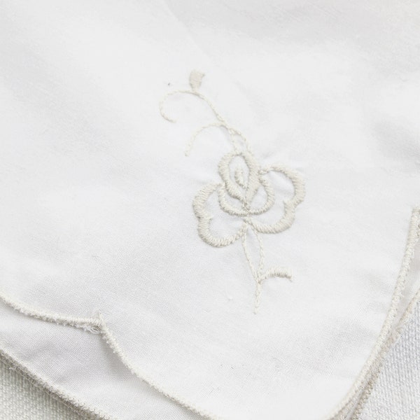 Mouchoir brodé main avec petite rose en médaillon,bordure festonnée.Tissus anciens français,tissu coton brodé, broderie française,broderie,