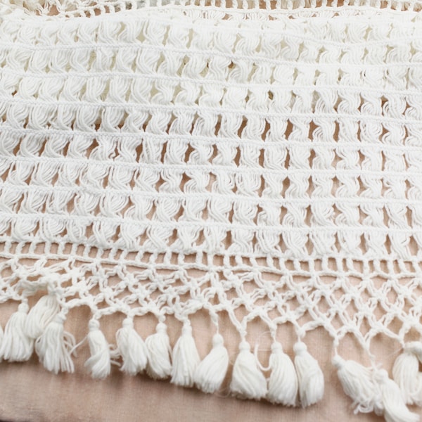Un carré en Crochet fait main, pièce vintage crochetée coton, décoration shabby chic, pour création d'oreiller ou autre, tissu vintage