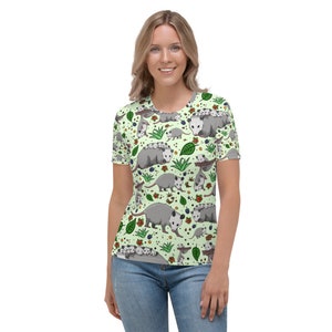 Cute opossum Women&#39;s T-shirt, woodland animals, possum gift, gift to veterinarian, gift to animal rescuer