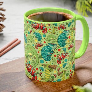 Caneca com estampa de camaleões coloridos | Camaleão-do-Iêmen, estampa de camaleão-pantera, caneca com estampa de réptil