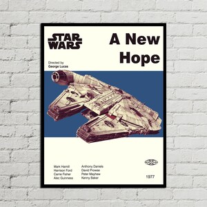 Peut inclure: Affiche encadrée du film "Star Wars: Un nouvel espoir". L'affiche présente le titre du film et une illustration détaillée du vaisseau spatial Faucon Millenium sur fond bleu. L'affiche indique également le casting et l'année 1977.