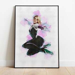 Pode incluir: Uma ilustra&ccedil;&atilde;o digital de uma super-hero&iacute;na feminina com um traje preto e branco com um s&iacute;mbolo de aranha vermelho no peito. A super-hero&iacute;na est&aacute; em posi&ccedil;&atilde;o de voo com os bra&ccedil;os estendidos, sobre um fundo de lavagens de aquarela rosa e azul.