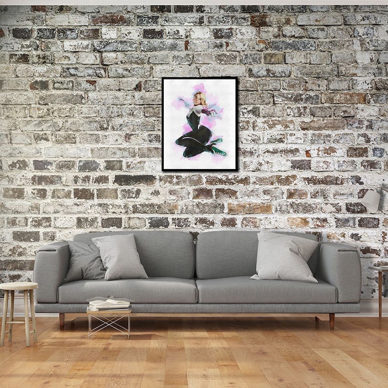 Pode incluir: Uma ilustra&ccedil;&atilde;o emoldurada de uma super-hero&iacute;na feminina com um traje preto e branco sobre um fundo rosa. A super-hero&iacute;na est&aacute; em uma pose din&acirc;mica, com uma perna dobrada e a outra estendida. A ilustra&ccedil;&atilde;o &eacute; feita em estilo aquarela, com bordas suaves e uma sensa&ccedil;&atilde;o de movimento.
