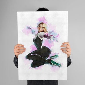 Pode incluir: Uma ilustra&ccedil;&atilde;o em aquarela de uma super-hero&iacute;na feminina com um traje preto e branco com um s&iacute;mbolo de aranha vermelho no peito. Ela est&aacute; usando t&ecirc;nis verde e branco e est&aacute; em uma posi&ccedil;&atilde;o de salto din&acirc;mica. O fundo &eacute; uma aquarela rosa e azul.