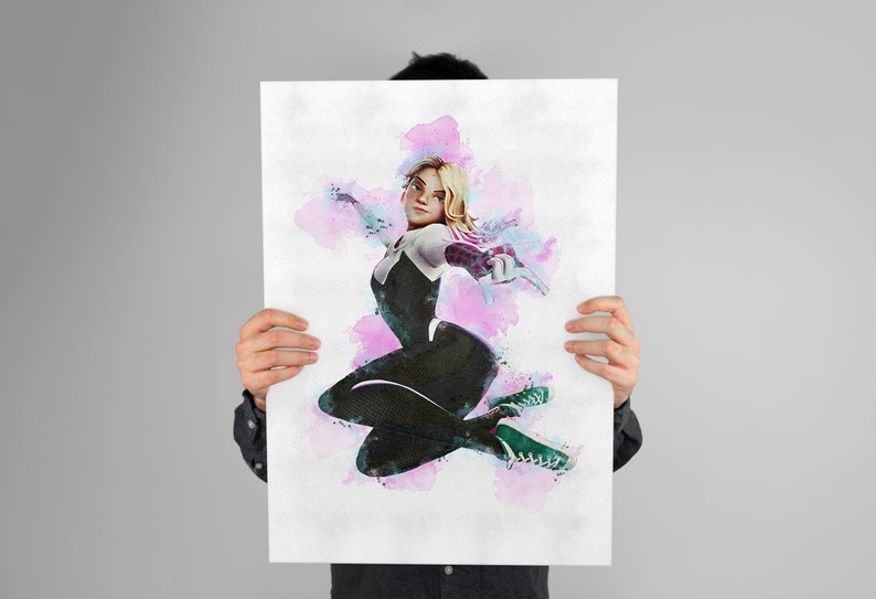 Pode incluir: Uma ilustra&ccedil;&atilde;o em aquarela de uma super-hero&iacute;na feminina com um traje preto e branco com um s&iacute;mbolo de aranha vermelho no peito. Ela est&aacute; usando t&ecirc;nis verde e branco e est&aacute; em uma posi&ccedil;&atilde;o de salto din&acirc;mica. O fundo &eacute; uma aquarela rosa e azul.