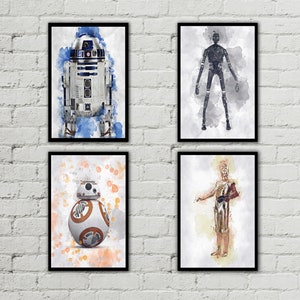 Puede incluir: Conjunto de cuatro impresiones de acuarela enmarcadas con personajes de Star Wars. Las impresiones representan a R2-D2, C-3PO, Darth Vader y un Stormtrooper.