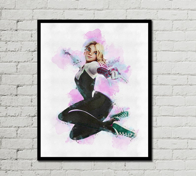 Pode incluir: Uma ilustra&ccedil;&atilde;o em aquarela de uma super-hero&iacute;na feminina com um traje preto e branco com um s&iacute;mbolo de aranha vermelho no peito. Ela est&aacute; em uma pose de a&ccedil;&atilde;o din&acirc;mica com os bra&ccedil;os estendidos e as pernas dobradas. O fundo &eacute; uma suave aquarela rosa e azul.