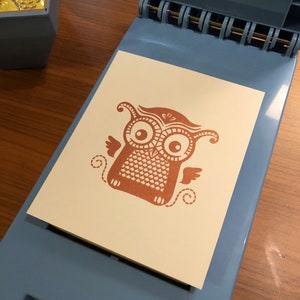 Arte de serigrafía Owl Mini Gocco con acabado de bronce metálico hecho a mano imagen 5