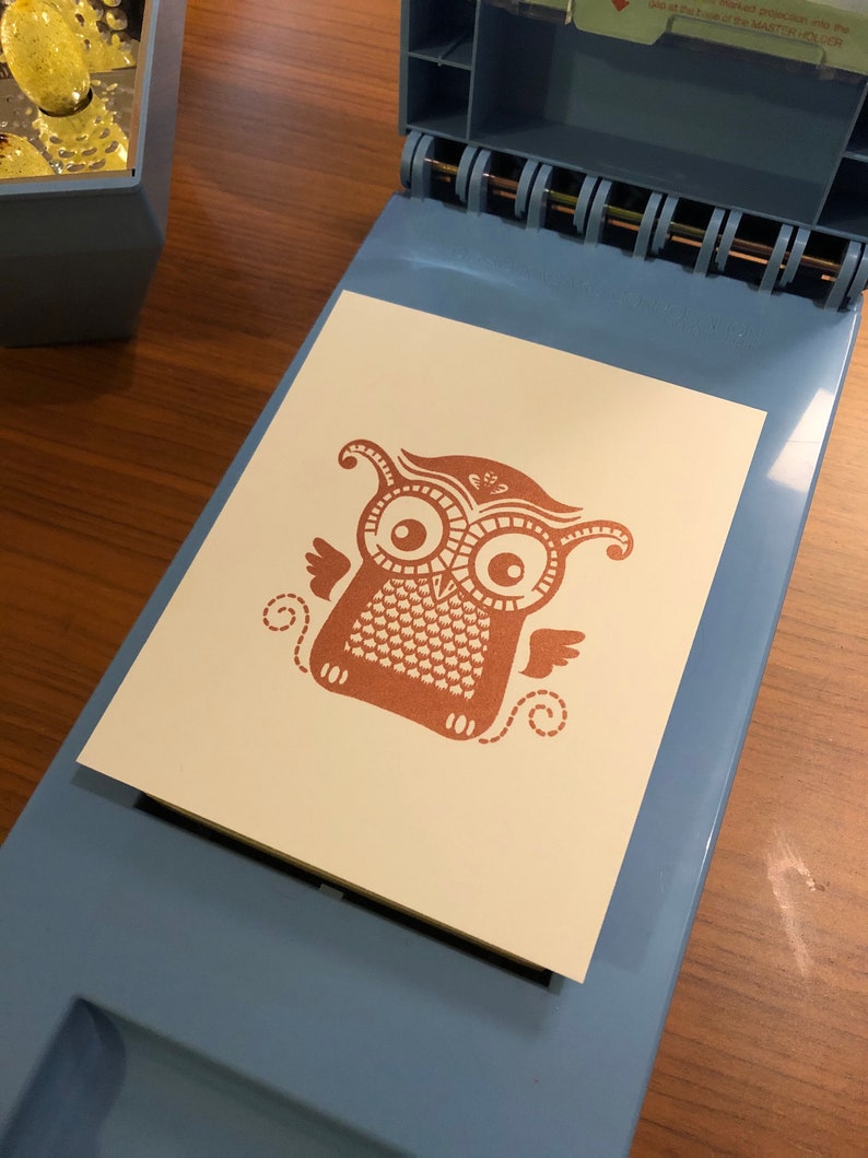 Arte de serigrafía Owl Mini Gocco con acabado de bronce metálico hecho a mano imagen 5