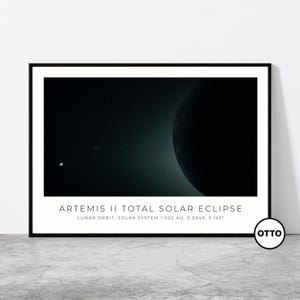 Op de afbeelding: Een ingelijste print met een totale zonsverduistering in donkere tinten. De print bevat de tekst "ARTEMIS II TOTAL SOLAR ECLIPSE" en astronomische gegevens. De print zit in een zwart frame met een witte rand.