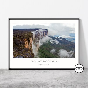 Può includere: Una stampa incorniciata del Monte Roraima in Venezuela. Il paesaggio presenta una montagna dalla cima piatta con una cascata. L'immagine è incorniciata in nero, con il testo "MOUNT RORAIMA VENEZUELA" in basso.