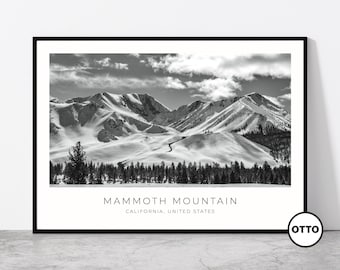 Puede incluir: Impresión enmarcada en blanco y negro de Mammoth Mountain en California, Estados Unidos. La imagen muestra montañas cubiertas de nieve bajo un cielo nublado, con una línea de árboles en la base. El texto "Mammoth Mountain" y la ubicación están en la parte inferior.