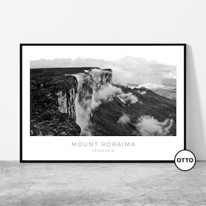 Può includere: Stampa incorniciata in bianco e nero del Monte Roraima in Venezuela. L'immagine mostra una cascata che scende da una scogliera, con nuvole e nebbia che avvolgono la montagna. Il testo "Mount Roraima Venezuela" è stampato in basso.