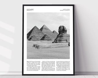 Könnte beinhalten: Schwarz-Weiß-Druck mit Rahmen, der die Pyramiden und die Sphinx in Ägypten zeigt. Das Wort "EGYPT" befindet sich oben links, mit "NORTH AFRICA" und Koordinaten oben rechts. Der Druck enthält beschreibenden Text.