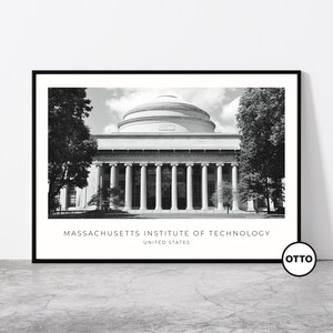 Könnte beinhalten: Schwarzweißfoto des Gebäudes des Massachusetts Institute of Technology (MIT) in Cambridge, Massachusetts. Das Gebäude hat eine große Kuppel und eine Reihe von Säulen. Der Text "MASSACHUSETTS INSTITUTE OF TECHNOLOGY" und "UNITED STATES" ist unter dem Bild gedruckt.