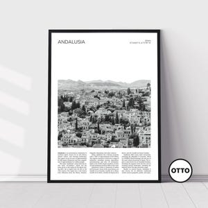 Può includere: Una fotografia in bianco e nero di uno skyline cittadino con il testo "ANDALUSIA" e "SPAIN 37.5443° N, 4.7278° W" nella parte superiore dell'immagine. Il testo "L'Andalusia è una comunità autonoma nel sud della Spagna, nota per la sua ricca storia, la sua cultura vibrante e i suoi paesaggi diversi. Oggi, l'Andalusia ha un PIL di circa 200 miliardi di euro, il che la rende il più grande produttore mondiale di olio d'oliva e il secondo più grande produttore di vino in Spagna. La produzione agricola della regione include una produzione di agrumi e pomodori di fama mondiale. Alcune delle città più famose dell'Andalusia includono Siviglia, Malaga, Granada e Cordova. Siviglia è la capitale dell'Andalusia e ospita l'Alcazar di Siviglia, la Cattedrale di Siviglia e la Plaza de Toros de la Maestranza. Granada ospita l'Alhambra, il Generalife e il Sacromonte. Cordova ospita la Mezquita, l'Alcázar de los Reyes Cristianos e il Puente Romano. La regione è anche nota per la sua deliziosa cucina tradizionale, tra cui tapas, paella e gazpacho. La regione è anche nota per i suoi splendidi paesaggi naturali, tra cui le montagne della Sierra Nevada, il Parco Nazionale di Doñana e la Costa de la Luz.