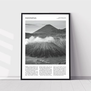 Può includere: Una fotografia in bianco e nero di un paesaggio vulcanico in Indonesia. L'immagine mostra tre picchi vulcanici con fumo che sale dalla cima del picco centrale. Il testo "INDONESIA" e "SOUTHEAST ASIA 0.7892° S, 113.9213° E" è stampato nella parte superiore dell'immagine.