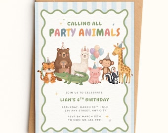 Può includere: Un biglietto d'invito di compleanno rettangolare con sfondo a righe azzurre e bordo verde ondulato. Il testo recita CALLING ALL PARTY ANIMALS, LIAM'S 4TH BIRTHDAY, e i dettagli dell'evento. Gli animali illustrati includono tigre, orso, lama, alligatore, maiale, scimmia, puzzola e giraffa con cappellini da festa.