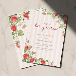 Puede incluir: Dos invitaciones para una despedida de soltera con temática de fresas. Las invitaciones presentan un fondo a rayas rosas y blancas con fresas y detalles florales. El texto dice "She's berry in love" y los detalles del evento.