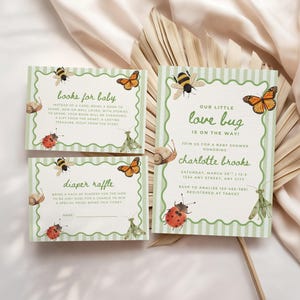 Op de afbeelding: Een set van drie babyshowerkaarten met lichtgroene strepen en een golvende rand. De kaarten bevatten illustraties van een bij, vlinder, slak, lieveheersbeestje en bidsprinkhaan. De tekst bevat 'books for baby' en 'our little love bug'.