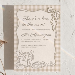 Può includere: Invito per baby shower con sfondo a quadretti beige e bordo decorativo. Il testo "There's a bun in the oven!" è visualizzato, insieme ai dettagli per il baby shower di Ella Kensington, tra cui data, ora e informazioni RSVP.