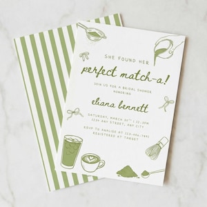Könnte beinhalten: Eine weiße Einladungskarte für eine Brautparty mit grünen Strichzeichnungen von Matcha-Zubehör, einem Glas Eistee und einer Tasse Latte. Der Text lautet: SHE FOUND HER perfect match-a! JOIN US FOR A BRIDAL SHOWER HONORING eliana bennett SATURDAY, MARCH 30TH | 12-3PM 2239 ANY STREET, ANY CITY RSVP TO ANALISE AT 123-456-7891 REGISTERED AT TARGET. Die Karte liegt auf einem passenden grün-weiß gestreiften Umschlag.