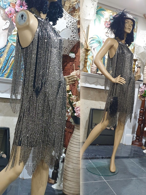 Flapper con cuentas del Gran Gatsby de los anos 20 vestido con flecos de Downton Abbey