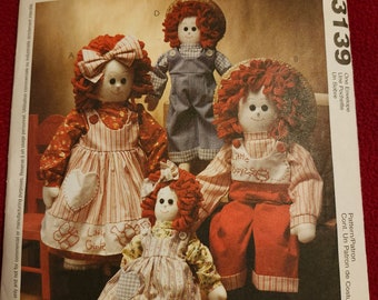McCalls Crafts 3139: 16" and 22" dolls sewing pattern, c. 2001