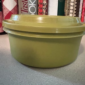 Vintage Tupperware Seal N Serve dish/bowl