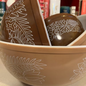 Vintage Woodland Brown, Pyrex Set von 4 Nistmischschüsseln