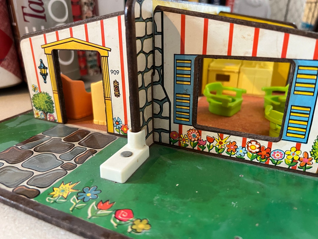 Vintage 1971 Fisher Price Little People Play Family Play House
