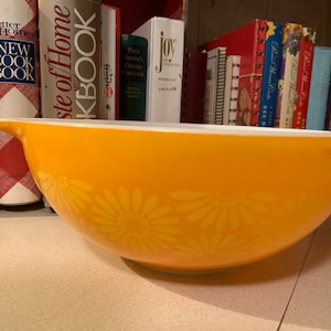 Vintage Pyrex Daisy Cinderella Nesting Mixing Bowl-large