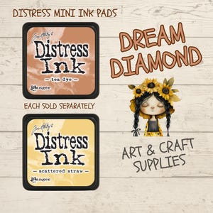 Può includere: Due cuscinetti di inchiostro Distress, uno di colore marrone etichettato "tea dye" e l'altro di colore giallo etichettato "scattered straw". Entrambi i cuscinetti sono etichettati "Distress Ink" e "Ranger". L'immagine include anche il testo "DREAM DIAMOND" e "ART & CRAFT SUPPLIES".