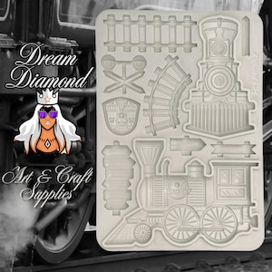 Pode incluir: Um molde de silicone transparente com desenhos temáticos de comboios, incluindo uma locomotiva, carris de comboio e outros elementos ferroviários. O molde é projetado para projetos de artesanato e arte. A imagem também inclui o texto "Dream Diamond Art & Craft Supplies".