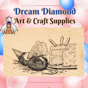 Könnte beinhalten: Holzstempel mit einer skurrilen Illustration einer Maus mit Partyhut, die Kuchen neben einer Geburtstagstorte mit brennenden Kerzen isst. Der Text "Dream Diamond Art & Craft Supplies" steht oben.