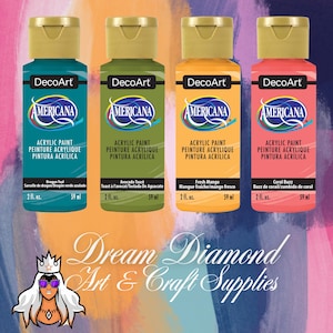 Puede incluir: Cuatro botellas de pintura acrílica DecoArt Americana de 59 ml. Los colores son Sarcelle de dragon, Toast a l'avocat, Mangue fraîche y Buzz de corail. Cada botella tiene una tapa dorada y una etiqueta con el logotipo de DecoArt Americana y el nombre y la descripción del color de la pintura en inglés y español.