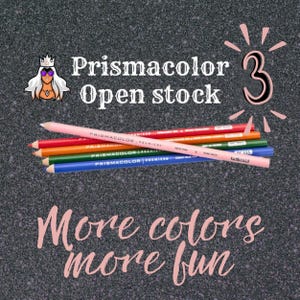 Puede incluir: Imagen que presenta una selección de lápices de colores Prismacolor Premier en varios colores, incluyendo rosa, rojo, naranja, verde y azul. El texto dice "Prismacolor Open stock" y "More colors more fun."