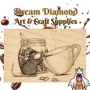Könnte beinhalten: Detaillierte Illustration auf Holz mit einer Maus, die Kaffee genießt. Die Maus befindet sich in der Nähe eines Glases mit Kaffeebohnen und einer dampfenden Tasse. Das Bild enthält den Text "Dream Diamond Art & Craft Supplies" in einer dekorativen Schriftart.