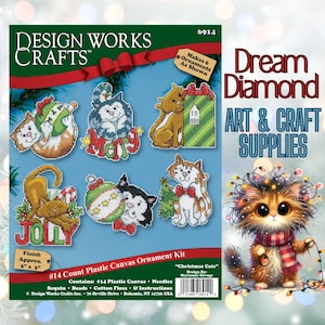 Può includere: Un kit di ornamenti natalizi Christmas Cats di Design Works Crafts. Il kit include tela di plastica, aghi, paillettes, perline, filo di cotone e istruzioni per realizzare sei ornamenti. Ogni ornamento finito misura circa 7,6 cm x 7,6 cm.