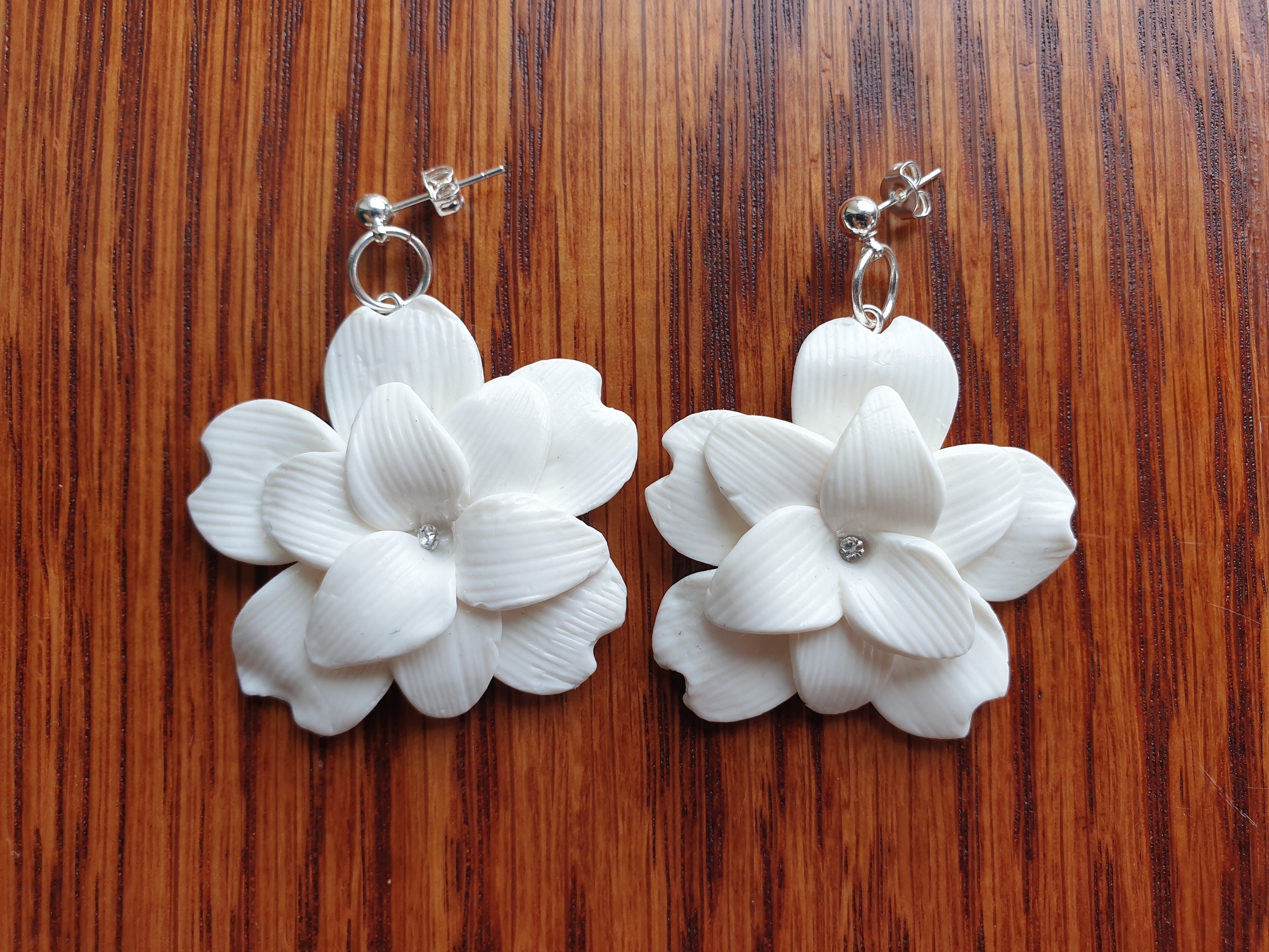 Fragile florals white earrings discount