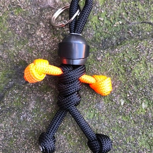 The original Biker buddy paracord buddy Harley Davidson colours to suit your bike Made with 550 paracord This will not scratch your tank