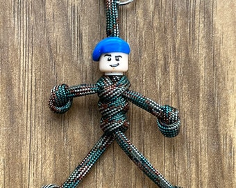 The original paracord buddy Army military soldier Keyring with blue beret Made with 550 paracord