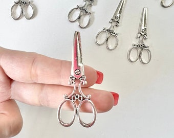 10 piezas de dijes de tijeras, suministros de joyería, tijeras antiguas de tono plateado tibetano, colgantes de tijeras grandes chapados en plata, colgantes de tijeras