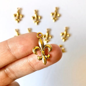 10 pcs Fleur De Lis Gold Tone Charms, Jewelry Supplies, Antique Gold, Charms, Fleur De Lis Pendant, Bracelet Charm, Flower Charm, Lily Charm