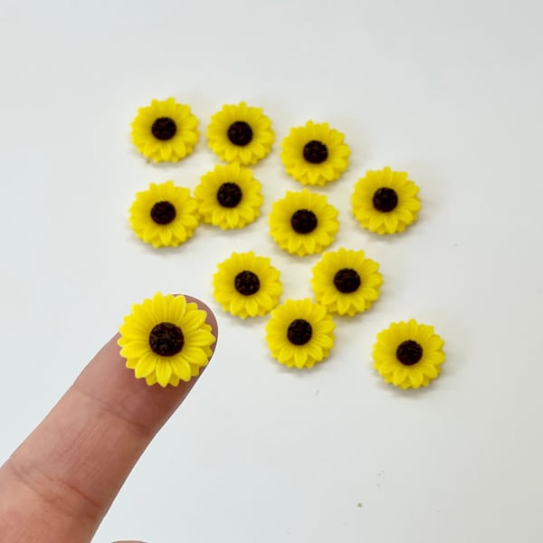 15mm Resin Sunflower, Home Decor, Rustic, Kawaii Miniature, Sunflower, Plastic Sunflower, Resin Cabochons, Rustic party, Rustic Decoration