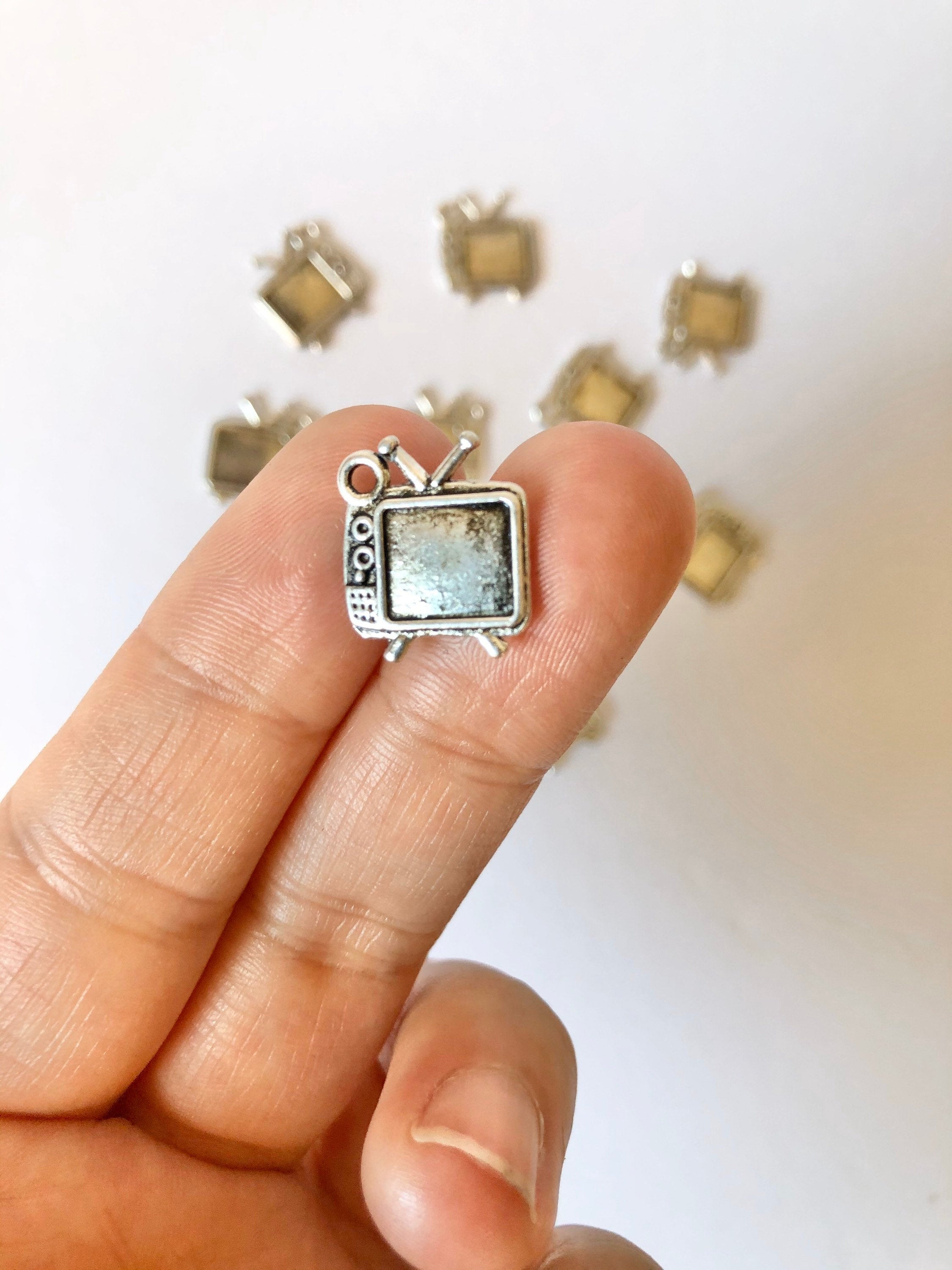 10pcs vintage TV set Charms, Television Charm, Television Charms Antique Silver Tone, Pendentifs de télévision, Télévision, Charme vintage, TV