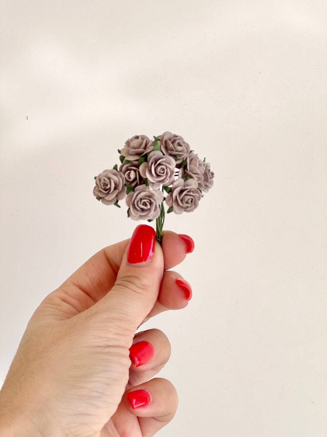50 piccole rose artificiali miste in carta di gelso con sfumature