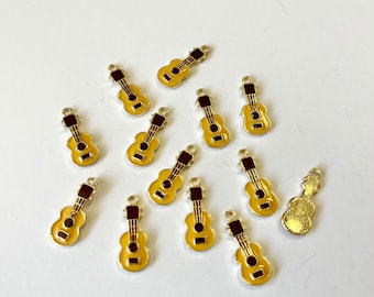 10 piezas de forma de guitarra, amuleto de guitarra de esmalte ecológico, amuletos de esmalte, amuletos de guitarra, amuletos a granel, amuletos de guitarra de esmalte, colgantes de guitarra