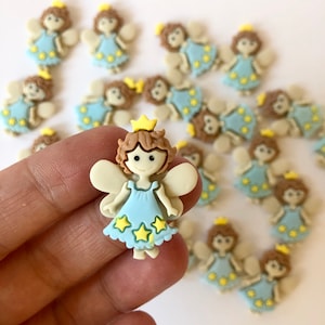 Può includere: Una collezione di 15 piccole figurine di fate di colore azzurro chiaro con capelli castani, corone gialle e ali bianche. Ogni fata indossa un vestito azzurro chiaro con stelle gialle.